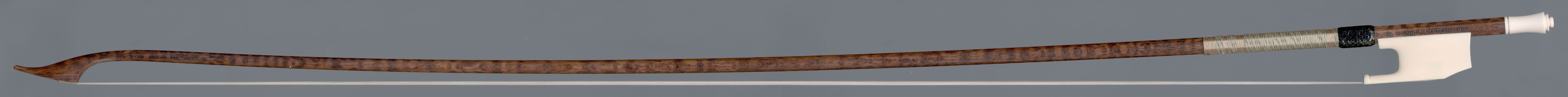 THOMAS M. GERBETH, WIEN – Barockviolinbogen, Modell Stradivari, goldmontiert, Frosch und Beinchen aus fossilem Mammutzahn (weltweit reisefähig), runde Stange (Beispielfoto).