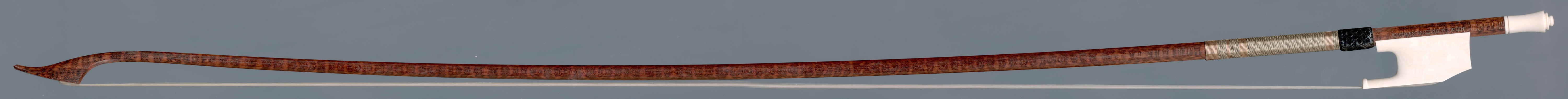 THOMAS M. GERBETH, WIEN – Barockviolabogen, Modell Stradivari, goldmontiert, Frosch und Beinchen aus fossilem Mammutzahn (weltweit reisefähig), runde Stange (Beispielfoto).