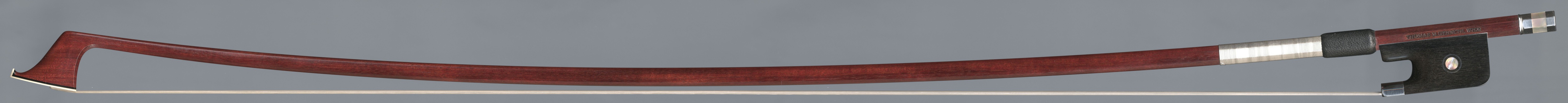 THOMAS M. GERBETH, WIEN – Modell Peccatte, silbermontiert, Ebenholzfrosch, geteiltes Beinchen mit Perlmuttfacetten, runde Stange (Beispielfoto).