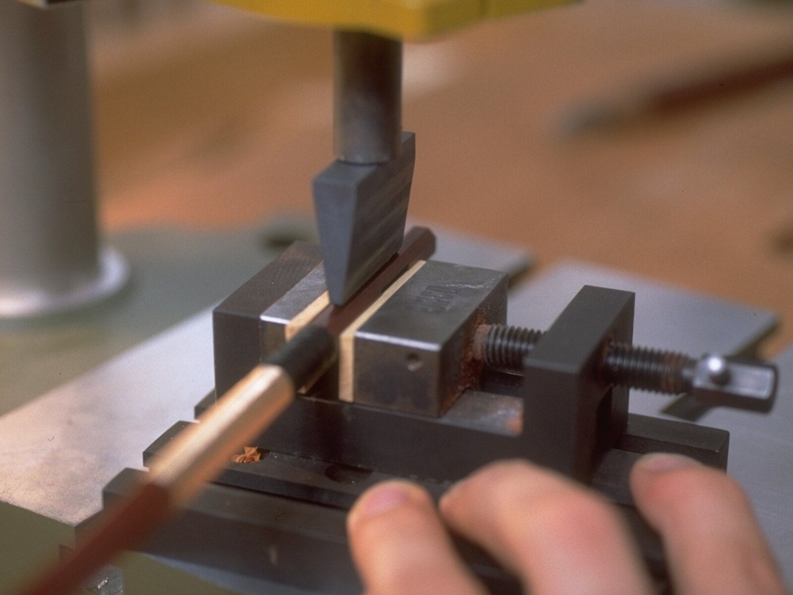 Der erhitzte Namensstempel hinterlässt die Brandmarke der Werkstatt im Stangenende.
