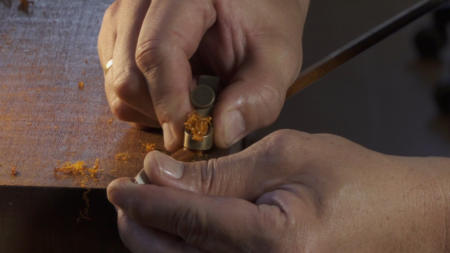 Werkstattstempel wird in eine Bogenstange eingebrannt.