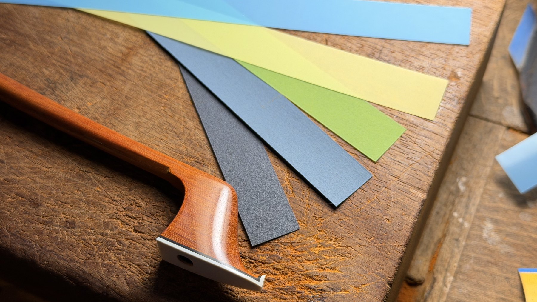 Bogen und verschiedene Dokumente zur Material- und Herkunftsangabe.